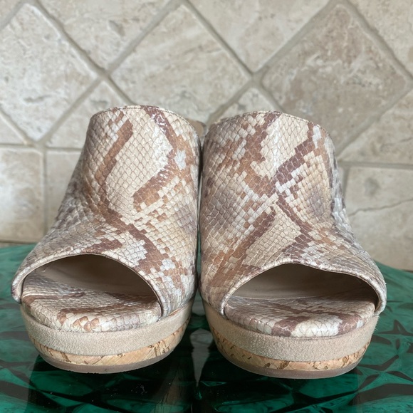 Like New! Johnston & Murphy Angie Taupe Snakeskin Leather Mules Size 6 - Picture 3 of 15